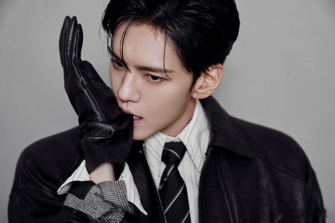 毕雯珺男模身材建模脸毕雯珺ELLE盛典湿发皮衣A感造型 毕雯珺男模身材建模脸，毕