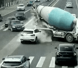 想什么呢？
无论商混车是如何违规，左转没有让直行，你也没有必要去如此撞击啊？受伤