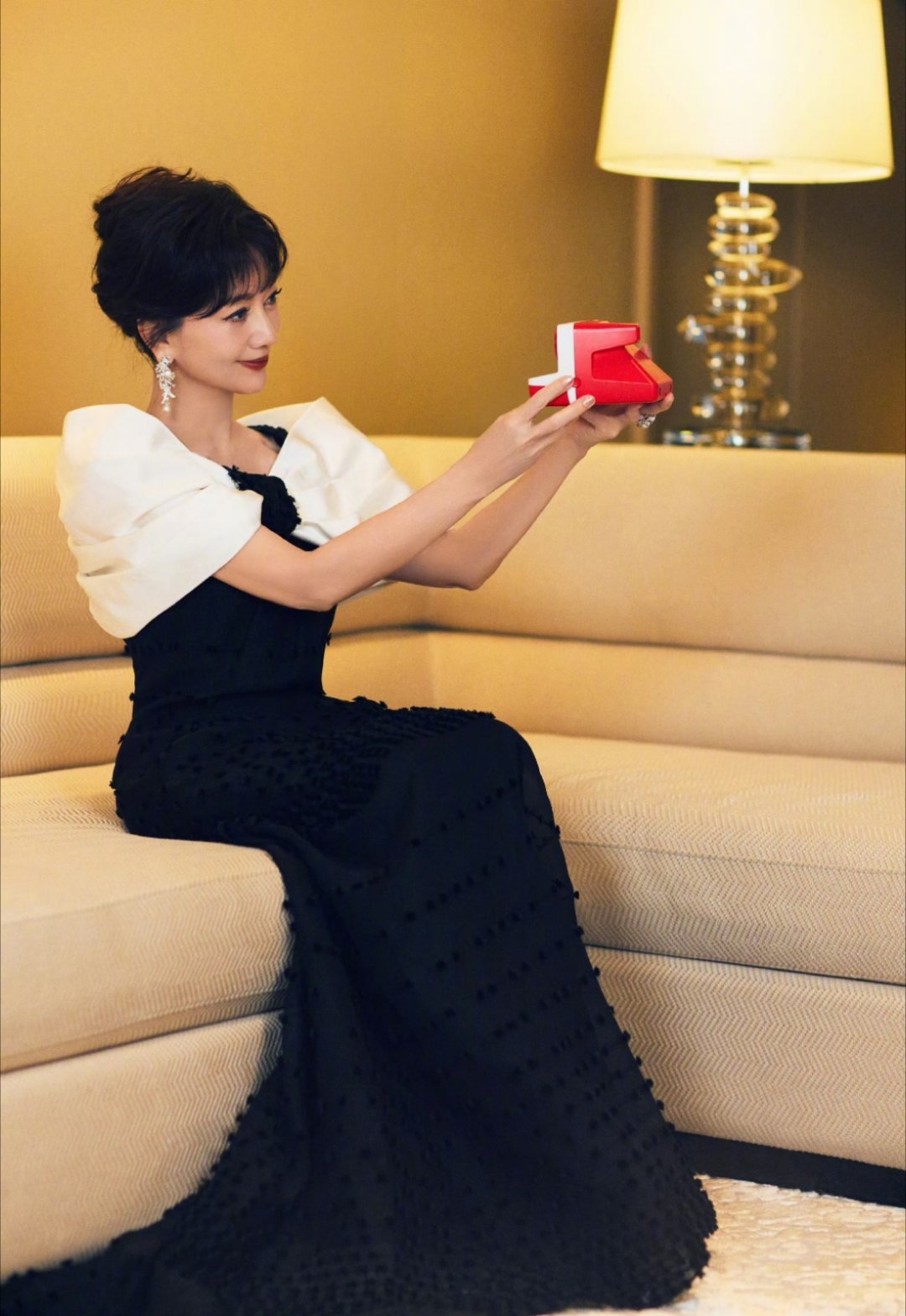 赵雅芝这组照片真的拍到我的心巴上了，每一张都是杂志封面啊！！！太好看了！！！ 