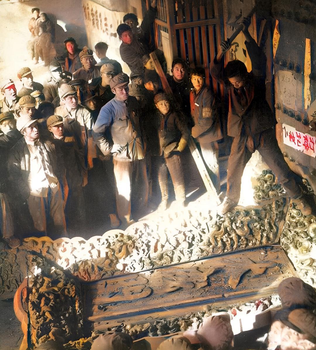 1966年11月9日—12月7日，北京师范大学红卫兵谭厚兰联合当地造反派成立“彻