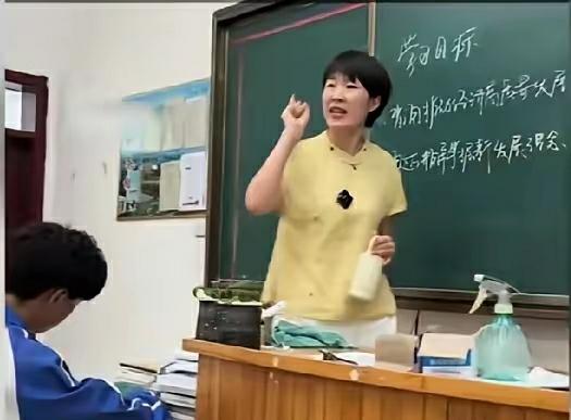 女老师在讲台上说，你再敢在我班里炫耀你12000块的鞋你试试，同学拖地不小心给你