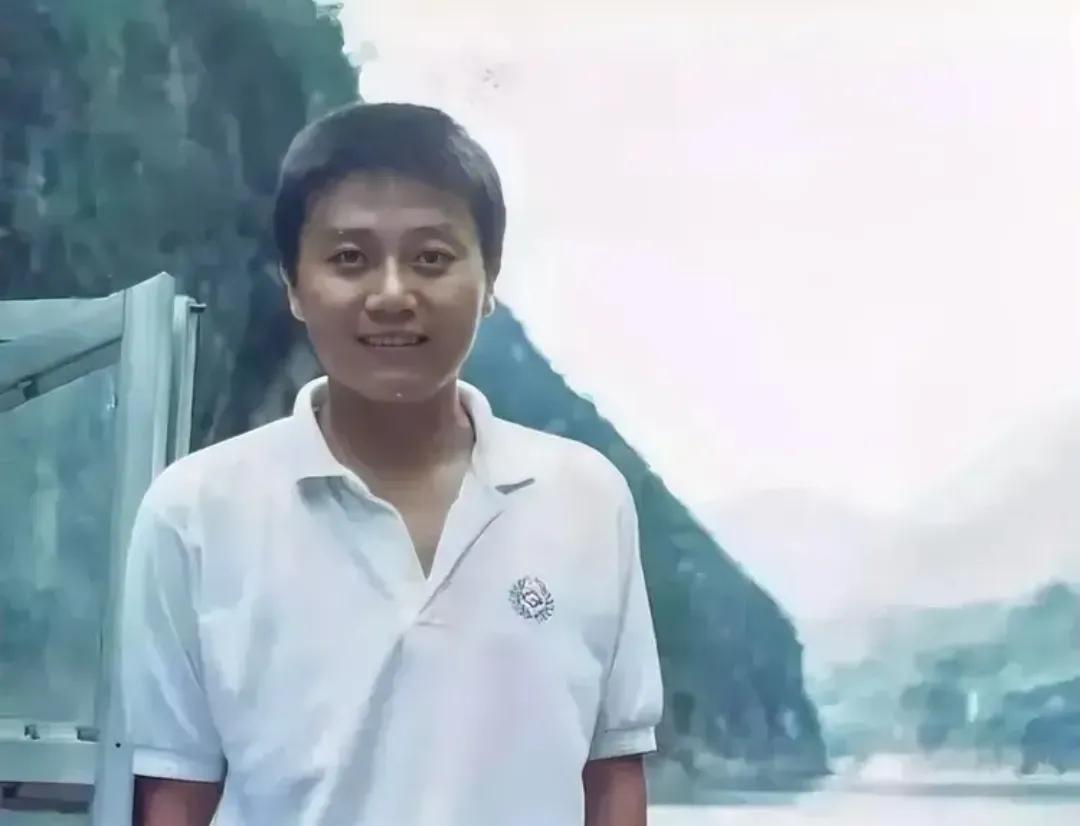 80年代，一个年轻人留下的照片，后来的他成了有名的作家，镜头中的他穿着简朴的衣服