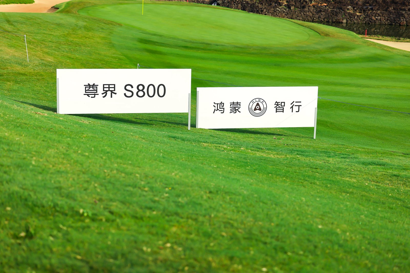 数码博主看车，职业病就是到处找屏幕看交互。尊界S800的后排让我眼前一亮，这不就