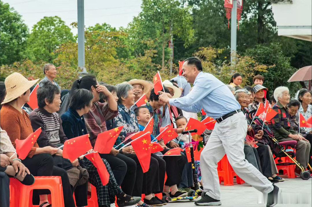 90年后我站在何家冲很难想象当初不足三千人的战士，历经重重磨难向着陕北前行。这场