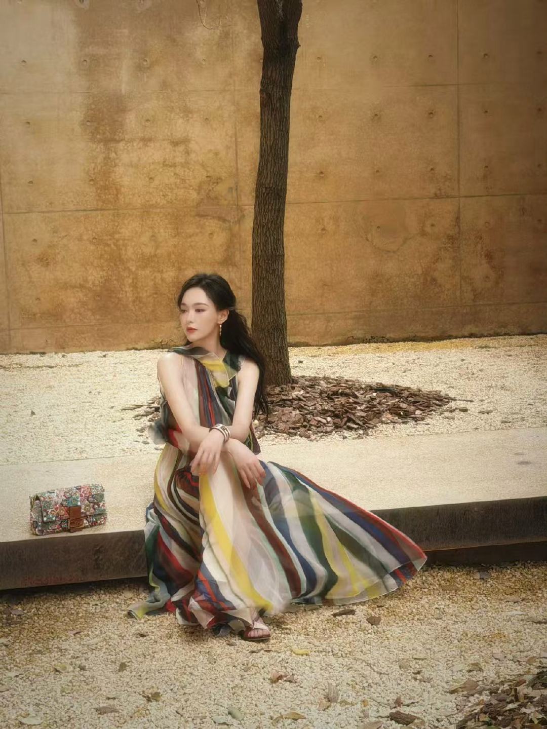 唐嫣半扎发拼色长裙唐嫣FENDI当家花旦 唐嫣半扎发拼色长裙，好美吧~燥候FEN