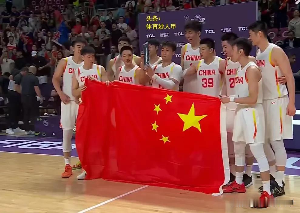 赵睿MVP！郭士强送拥抱，全队拿着国旗一起合照：胡明轩、余嘉豪等人笑得好开心。