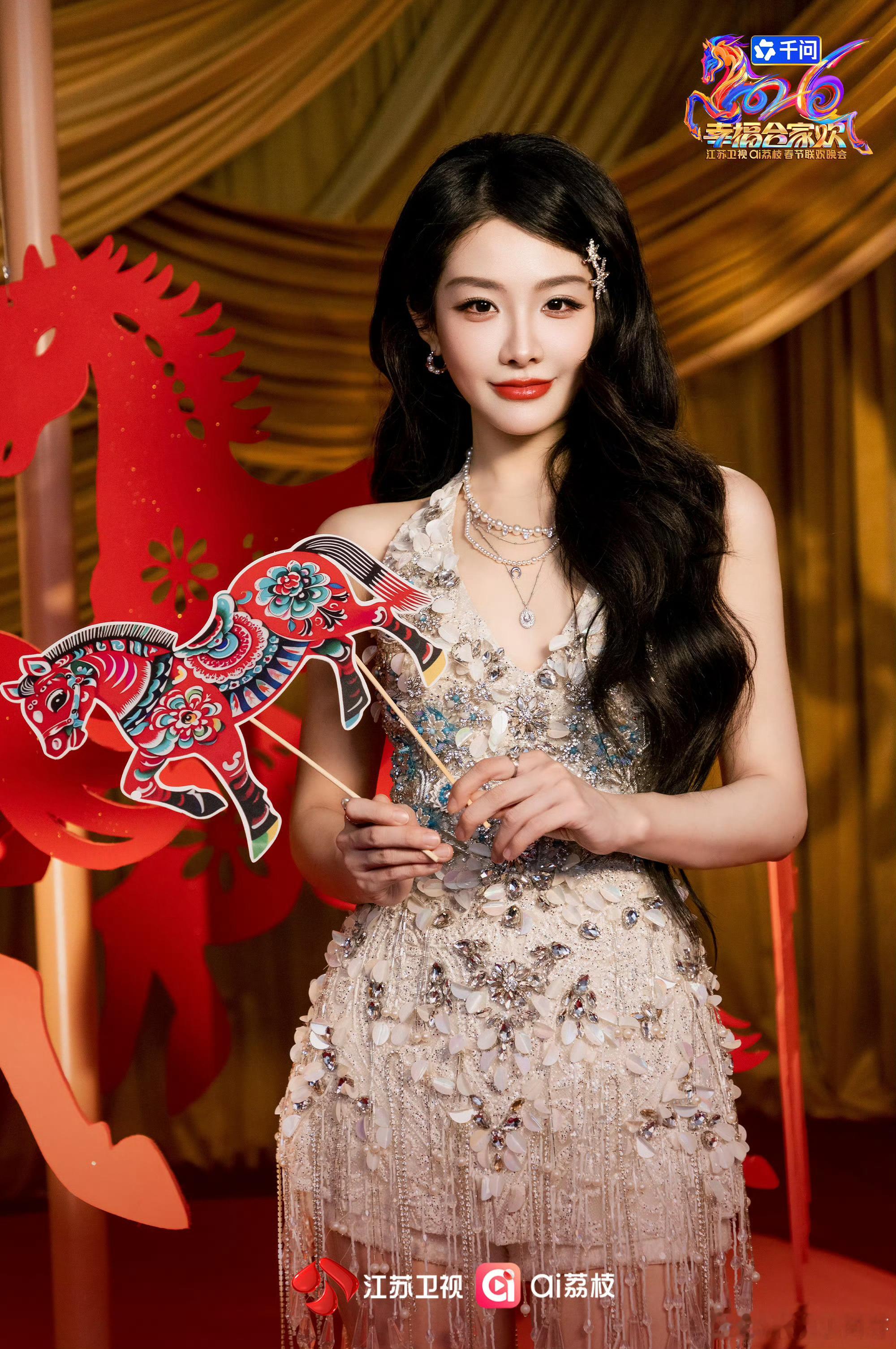 喻言春晚状态更是妈咪级别喻言这气场绝了，春晚舞台上凝视镜头那一眼，直接把人钉在屏