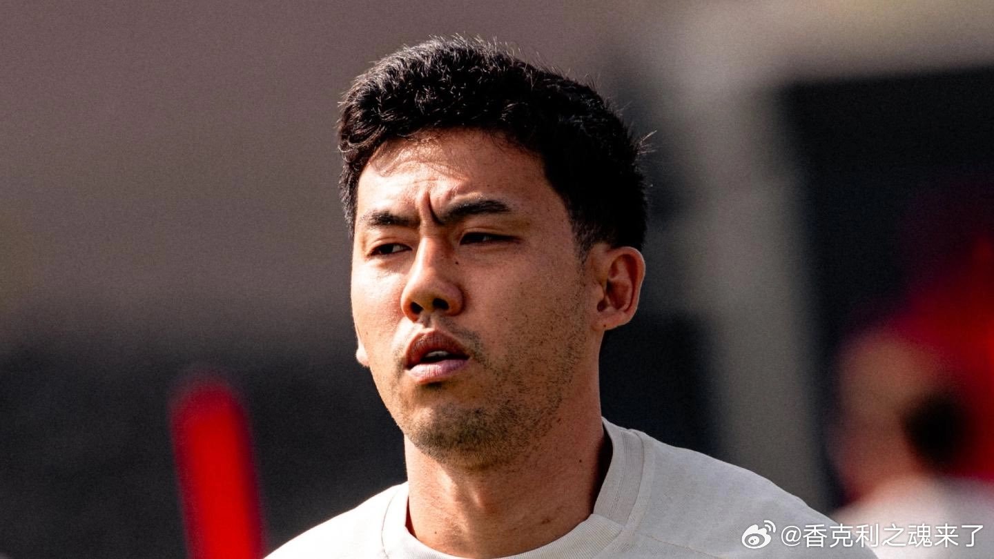 远藤航谈及自己的伤势时表示：“我还记得当时对方传中到禁区，我试图把球解围到球门之