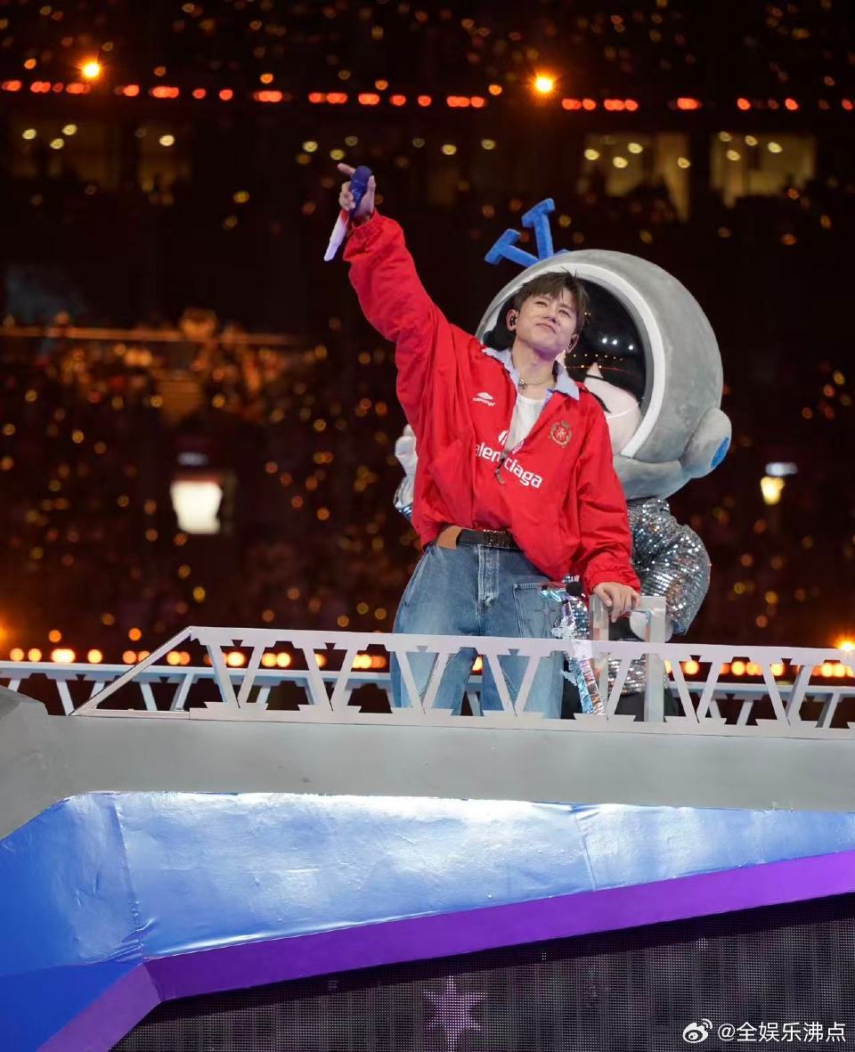 张杰唱嗨了我的青春也回来了不虚此行！张杰演唱会真的治愈了所有疲惫。 