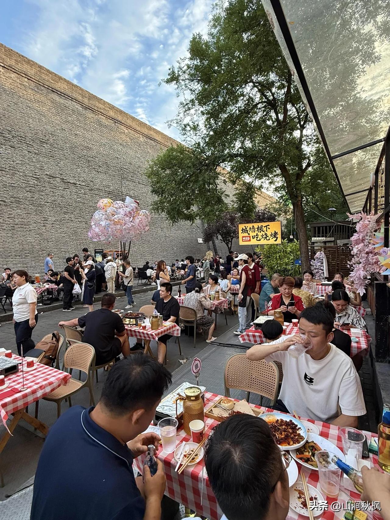 “城墙底下，辣子多孜然少，吃一口就回唐朝了”

“老板，二十个肉筋，十个肥瘦，辣