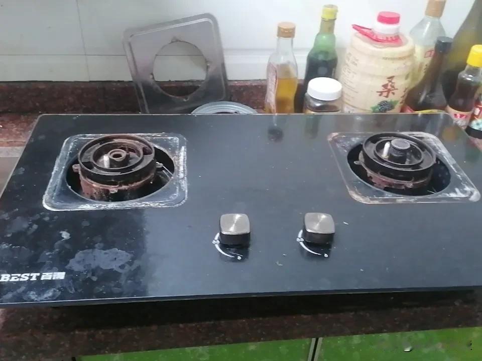 家里燃气灶打火不灵，有时打几次都打不着，换了新电池还是没见效。网上广告说换新的打