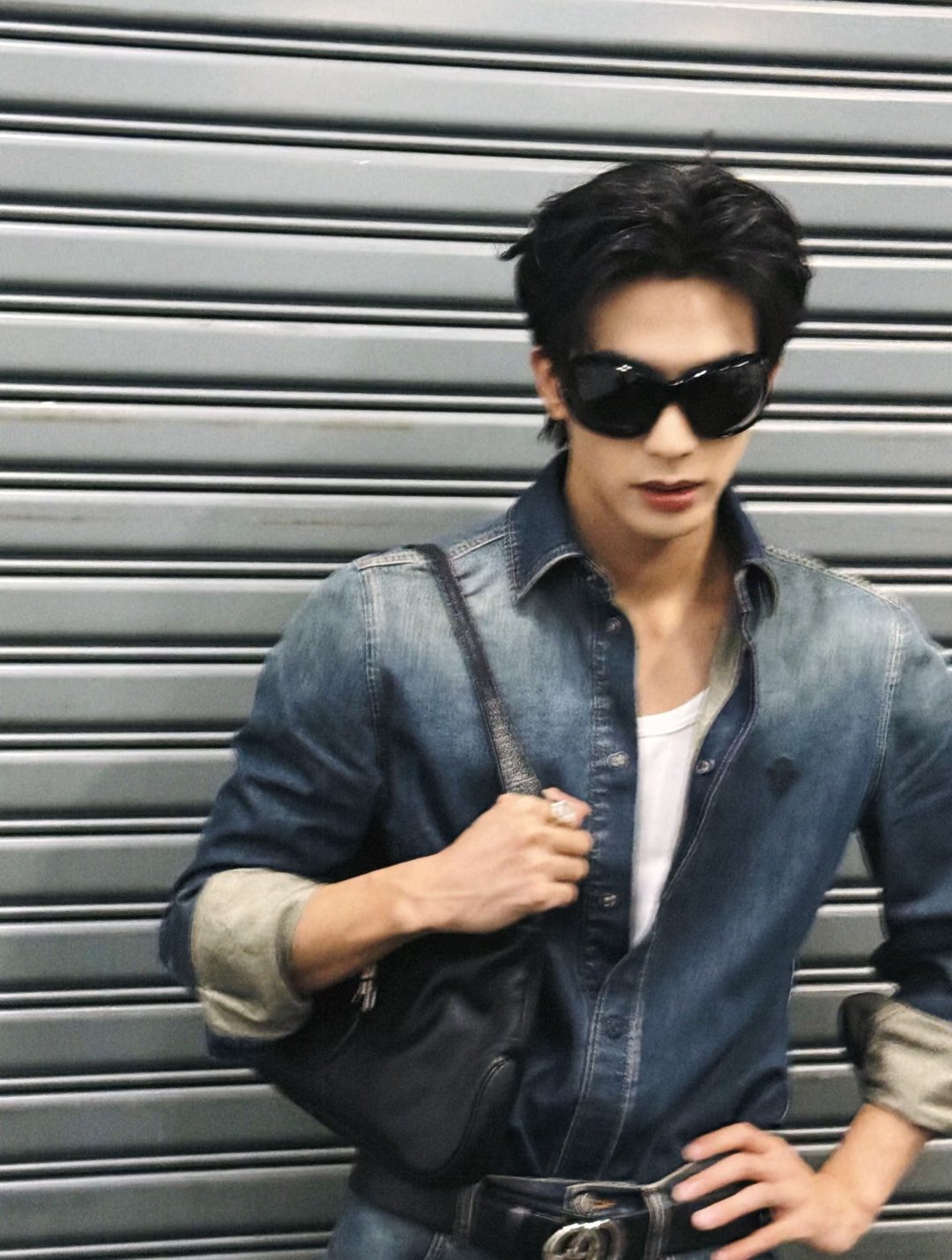 宋威龙的一组牛仔墨镜图片～ 