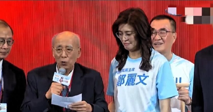 87岁的吴伯雄来了，65岁的朱立伦躲了！

7月25日，国民党全代会在台北成功高