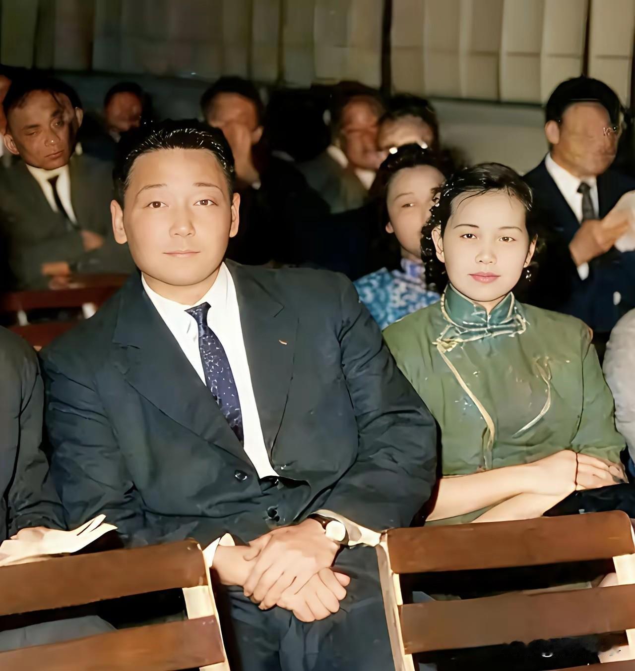 戴安国与夫人出席戴季陶逝世十周年纪念留影。左侧端坐男子便是戴安国，他是戴季陶的长