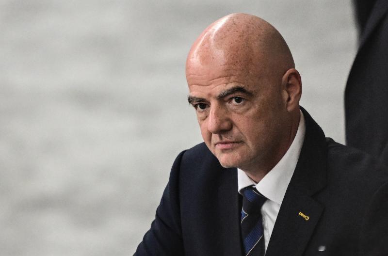 《泰晤士报》报道，国际足联主席因凡蒂诺因对英国球迷行为发表廉价玩笑而受到批评，球