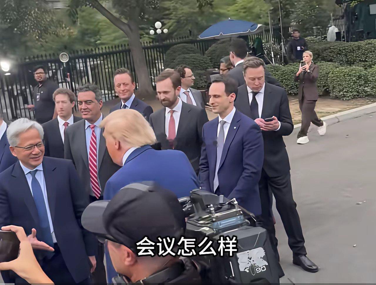 世界首富马斯克见到老大还在看手机别人都在战战兢兢，正襟危坐，他这是在干嘛 ​​​