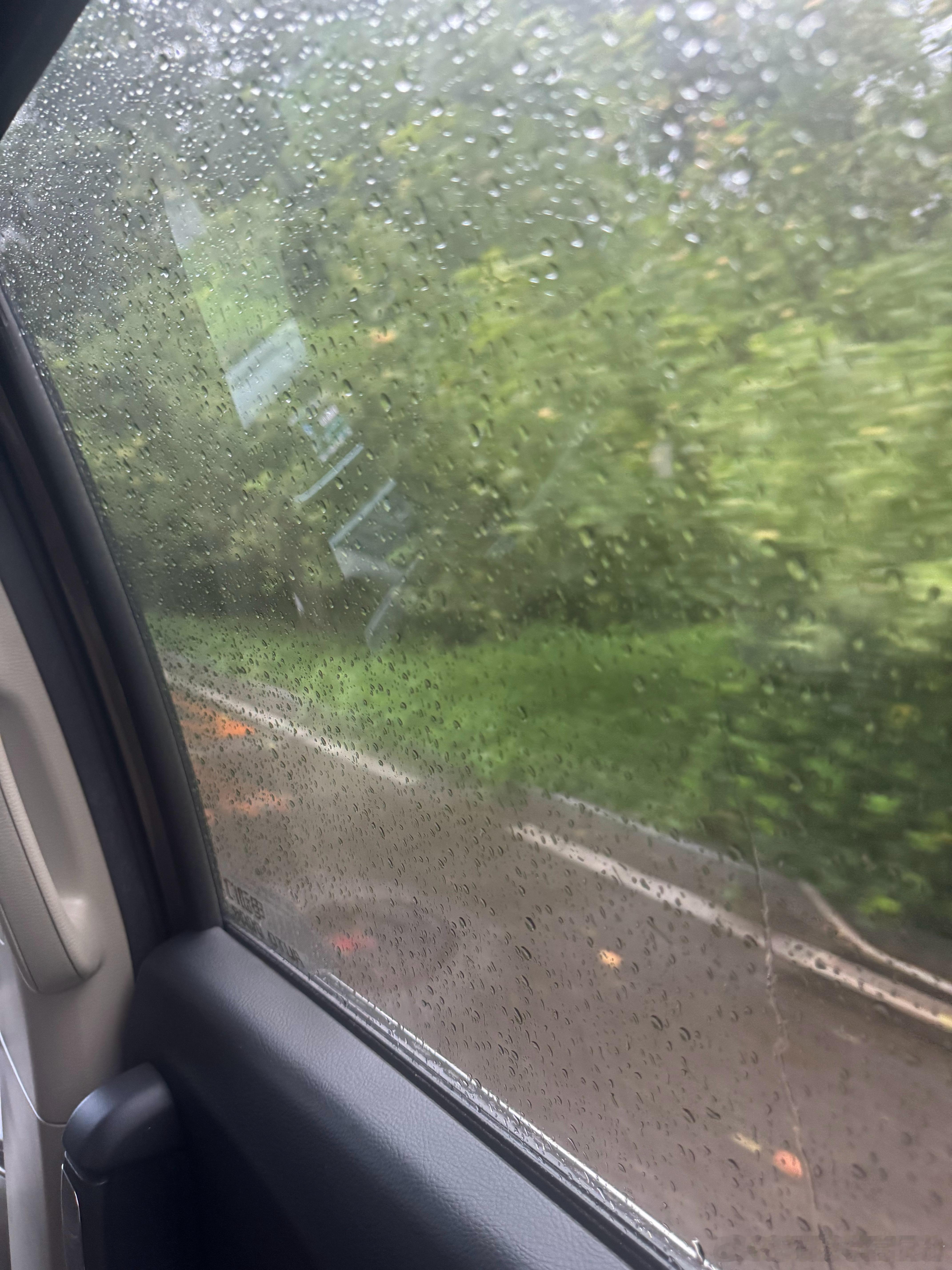 下雨。凉爽。上课去[嘻嘻]  ​​​