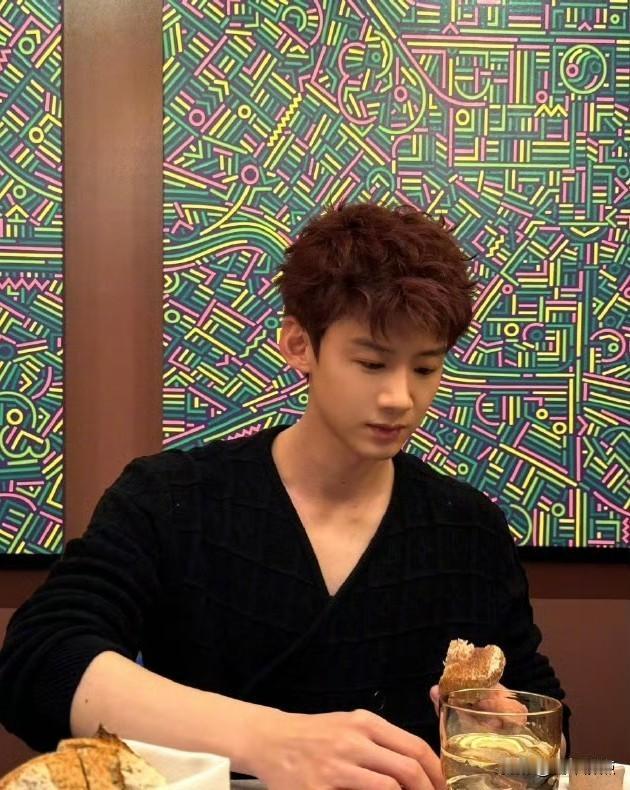 白敬亭宋轶没官宣过，网友却吵翻了，一张照片到底算不算数。
昨天刷到有人说他俩分手