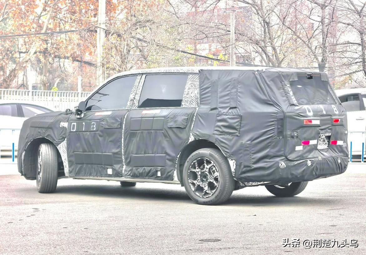 小米的增程大SUV，并没有采用零阶差车窗，前悬架可能还是麦弗逊的。

小米的重头