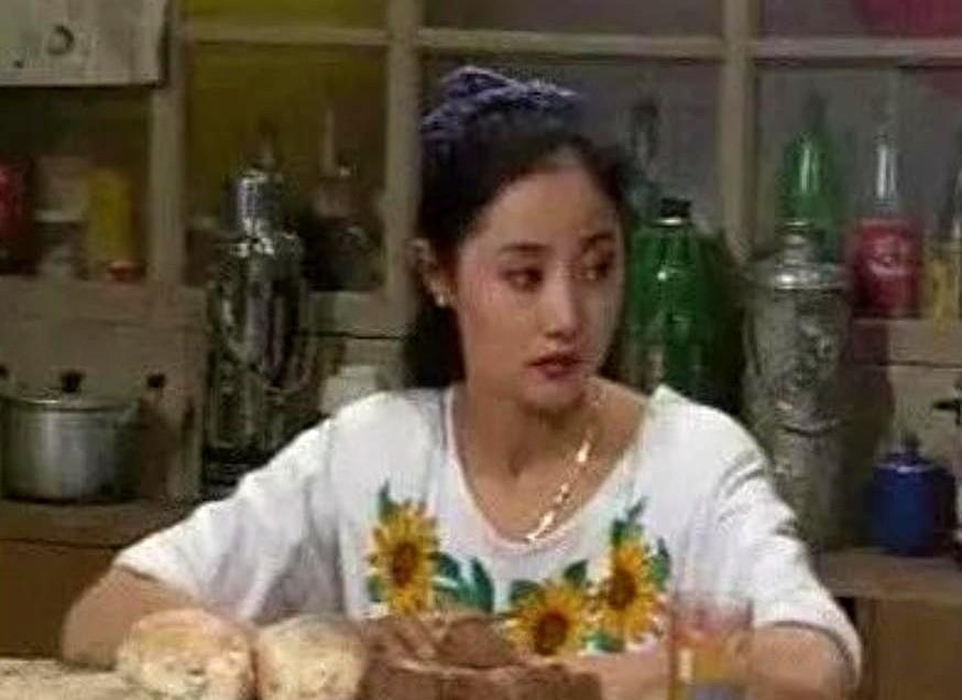 1993年，刘蓓在拍《过把瘾》。
有一天深夜，导演赵宝刚把她叫到自己房间。
刘蓓