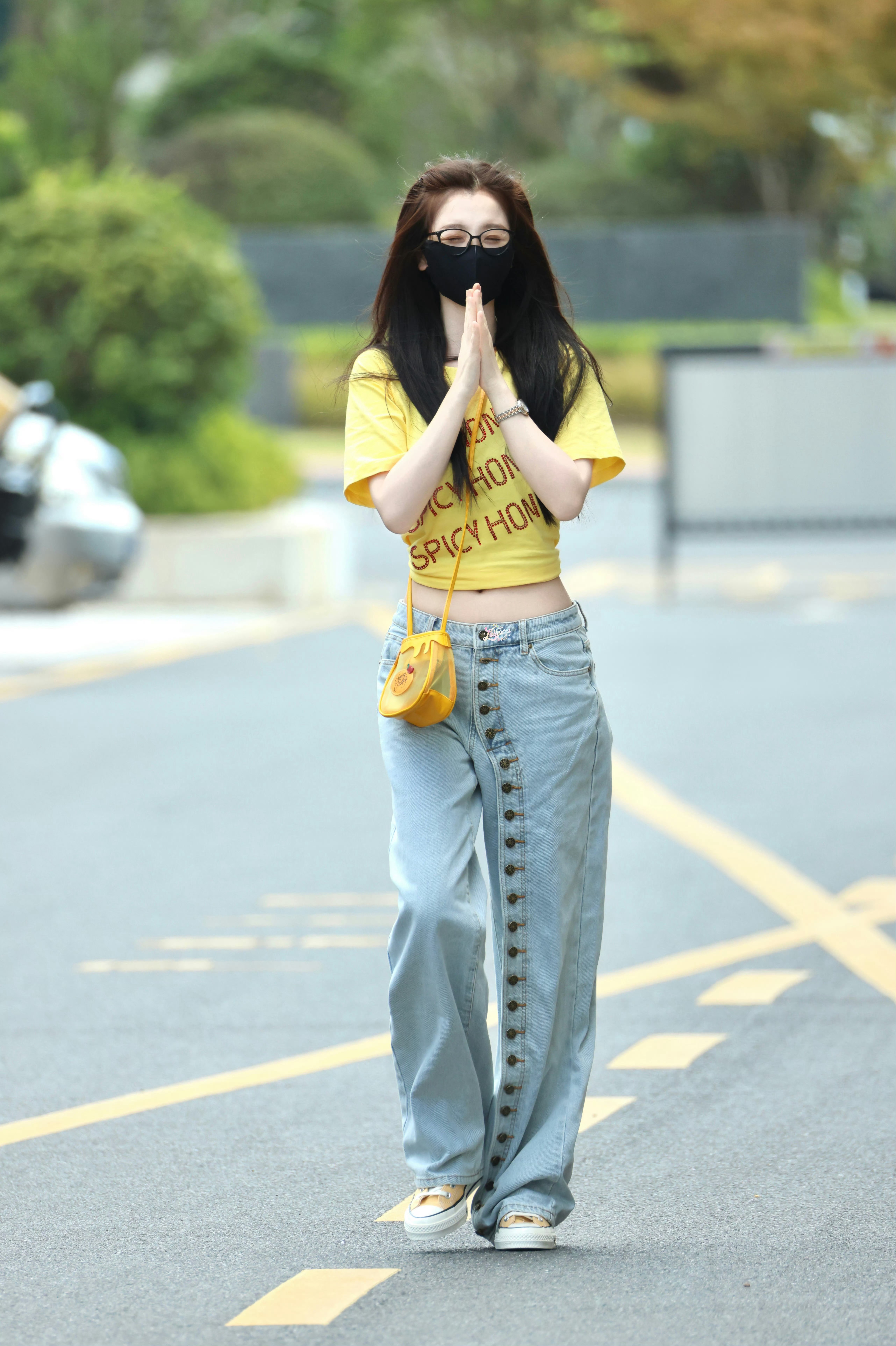 虞书欣 正面女儿背面妈咪看脸就是可可爱爱的女儿  看身材就是火辣的妈咪呀  就是