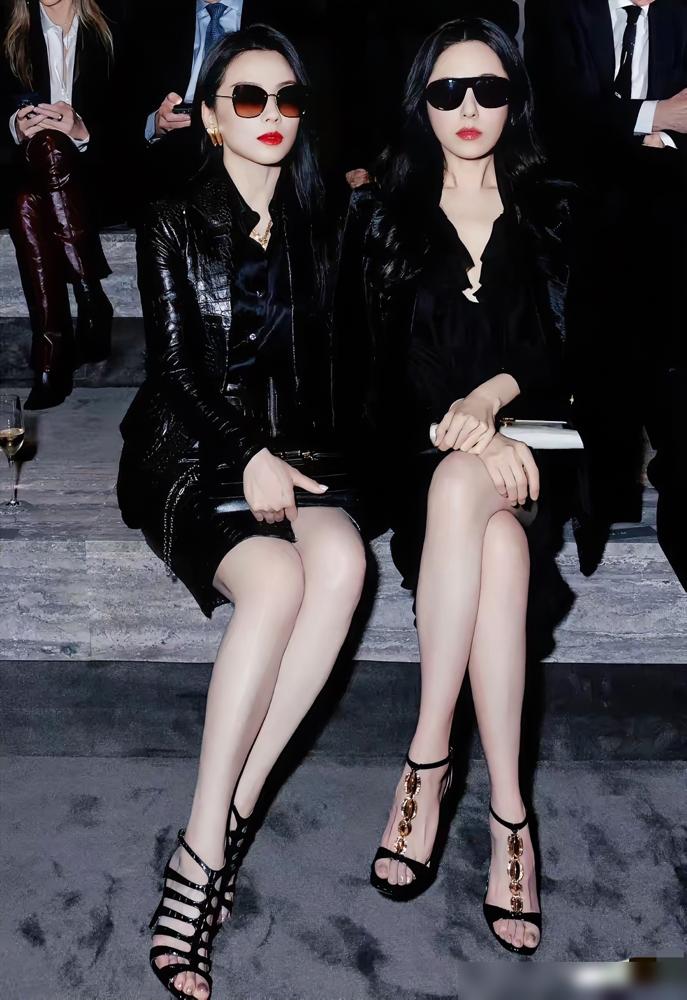 米兰街头的闪光灯差点闪爆，刘涛和曾黎披着一模一样的黑皮战袍撞在一起，这场女保镖级