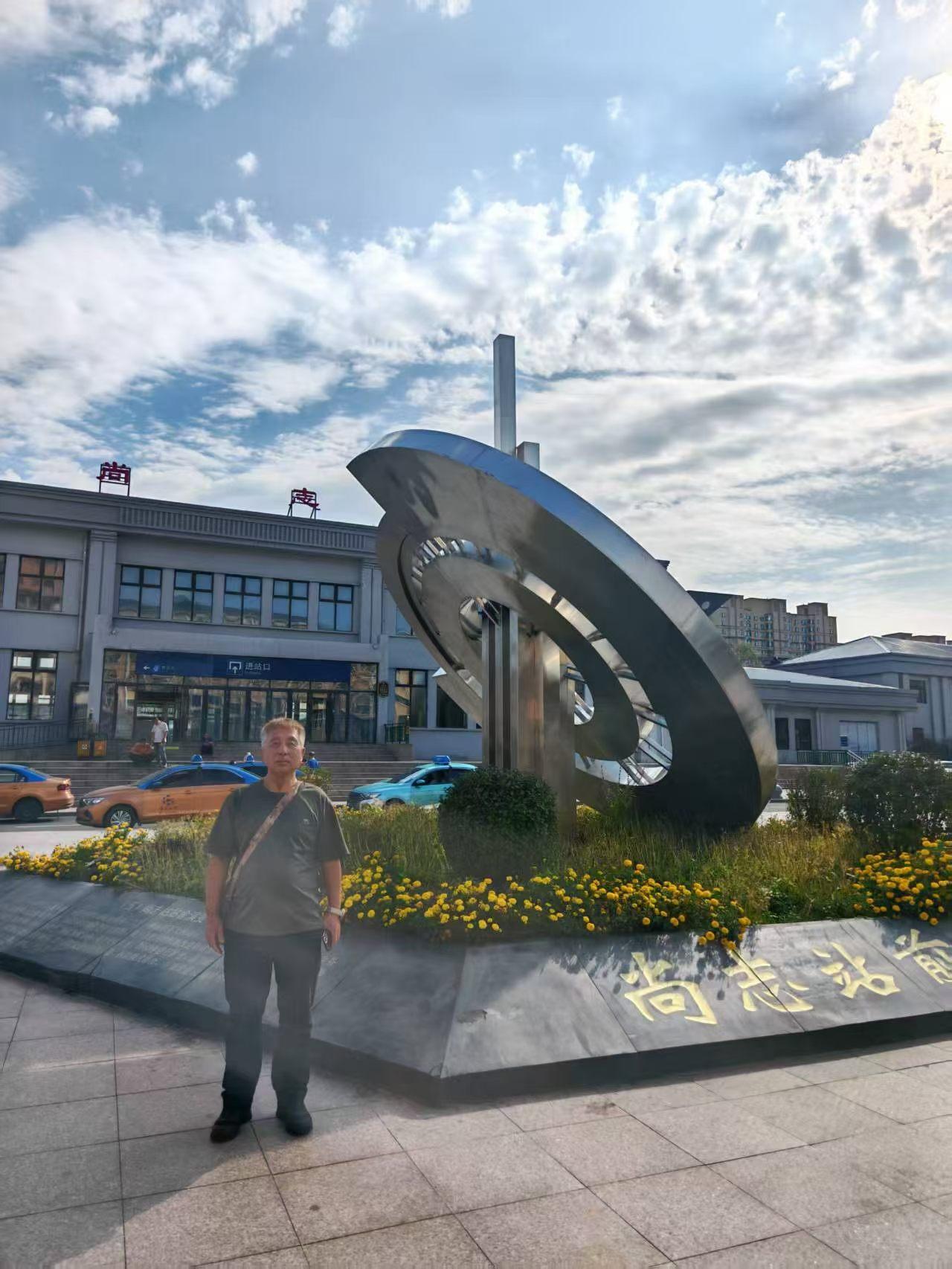 五岁为口猪肉炖粉条吐了一路，六十年后我回尚志火车站找那棵老榆树。

我是土生土长