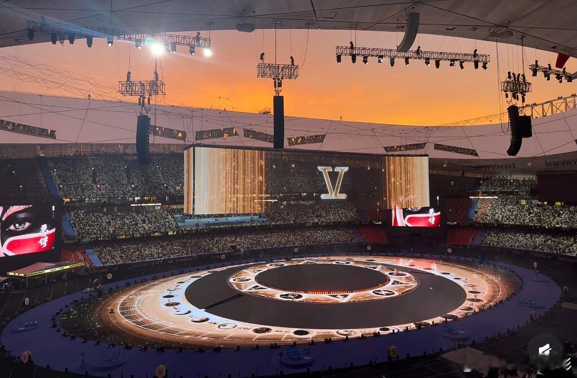 4月19日张杰鸟巢演唱会收官，1982闭幕式的完美收官➕绝美晚霞！🌇张杰鸟巢演