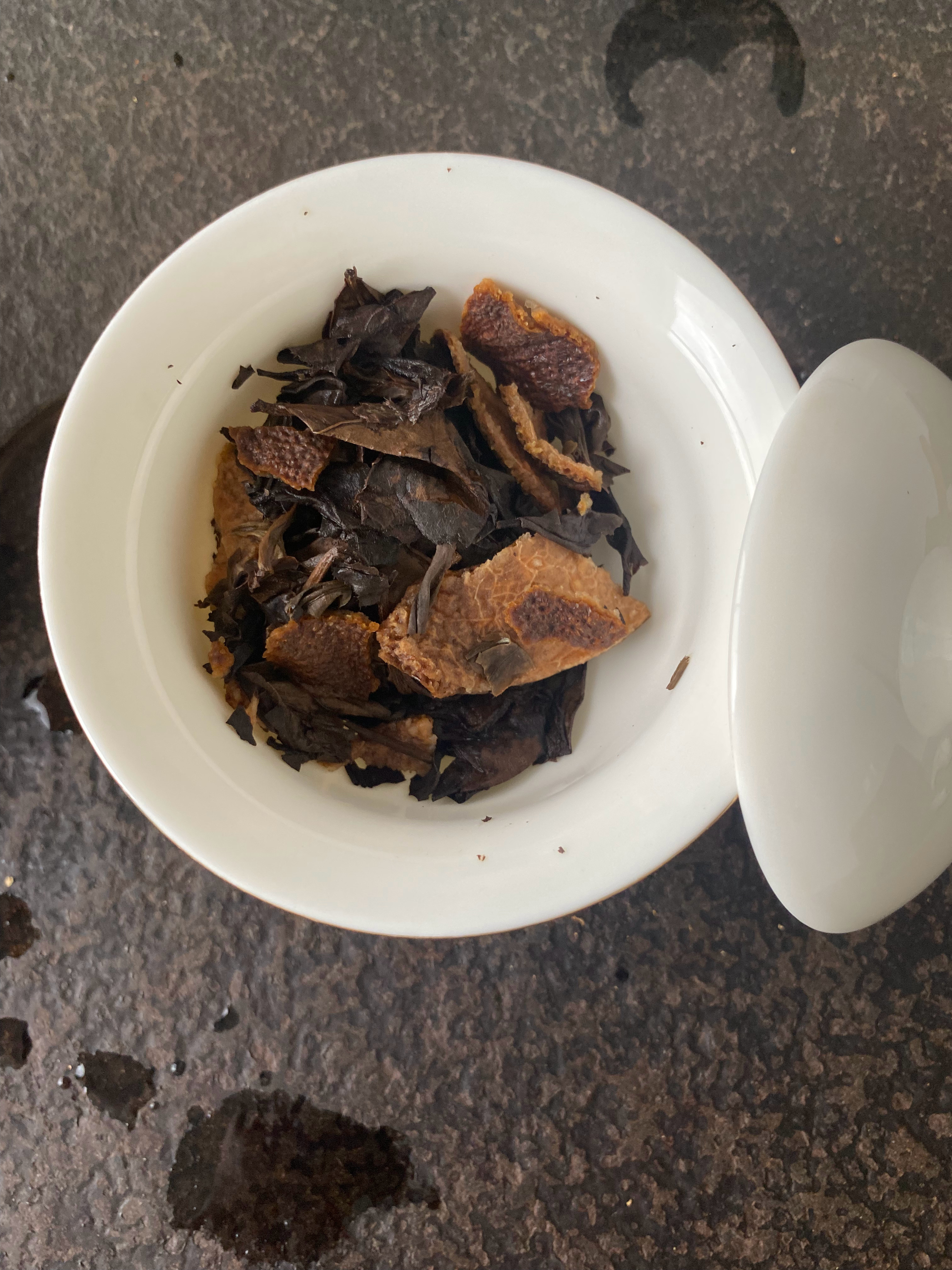 喝杯茶歇歇，天热老白茶+陈皮喝了养生。 ​​​