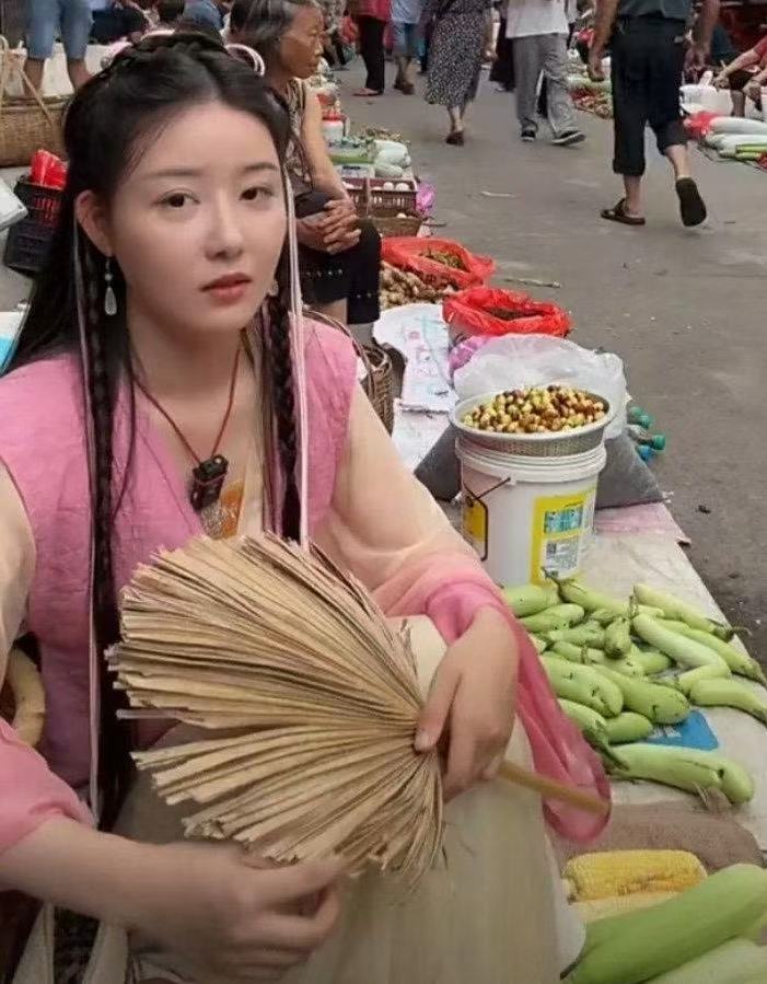 明明可以靠脸吃饭，为什么要出来摆摊 