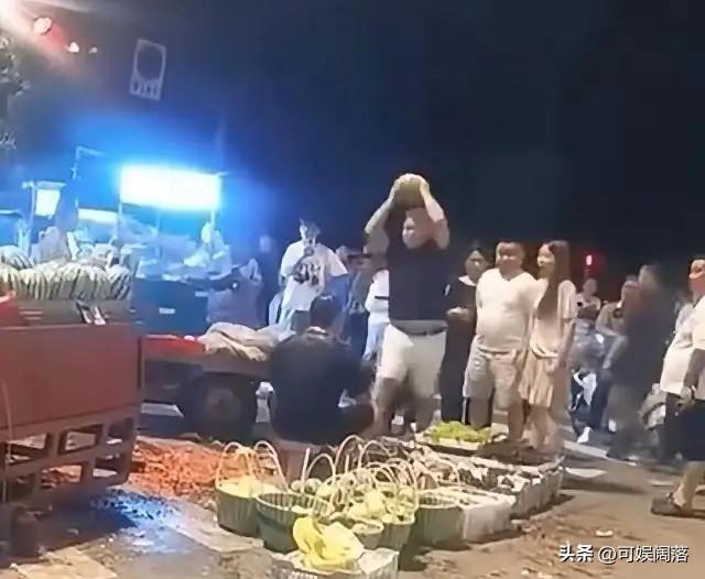 “你这西瓜保熟吗？” “你是不是故意找茬？”

7月28日晚上8点，浙江宁波北仑