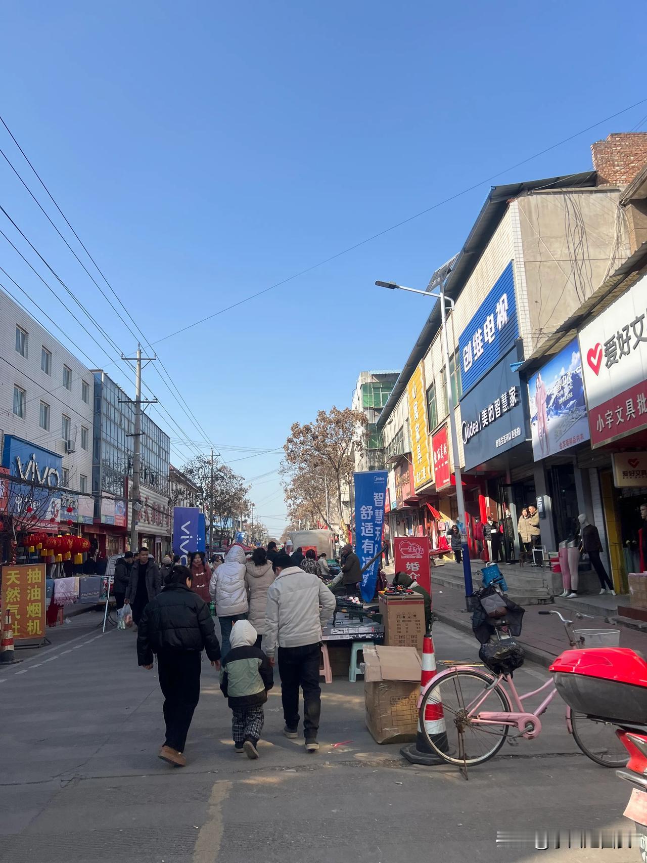 今天是腊月二十八宝鸡市东大门

绛帐镇的年集上年味十足，人头攒动，

街道上熙熙