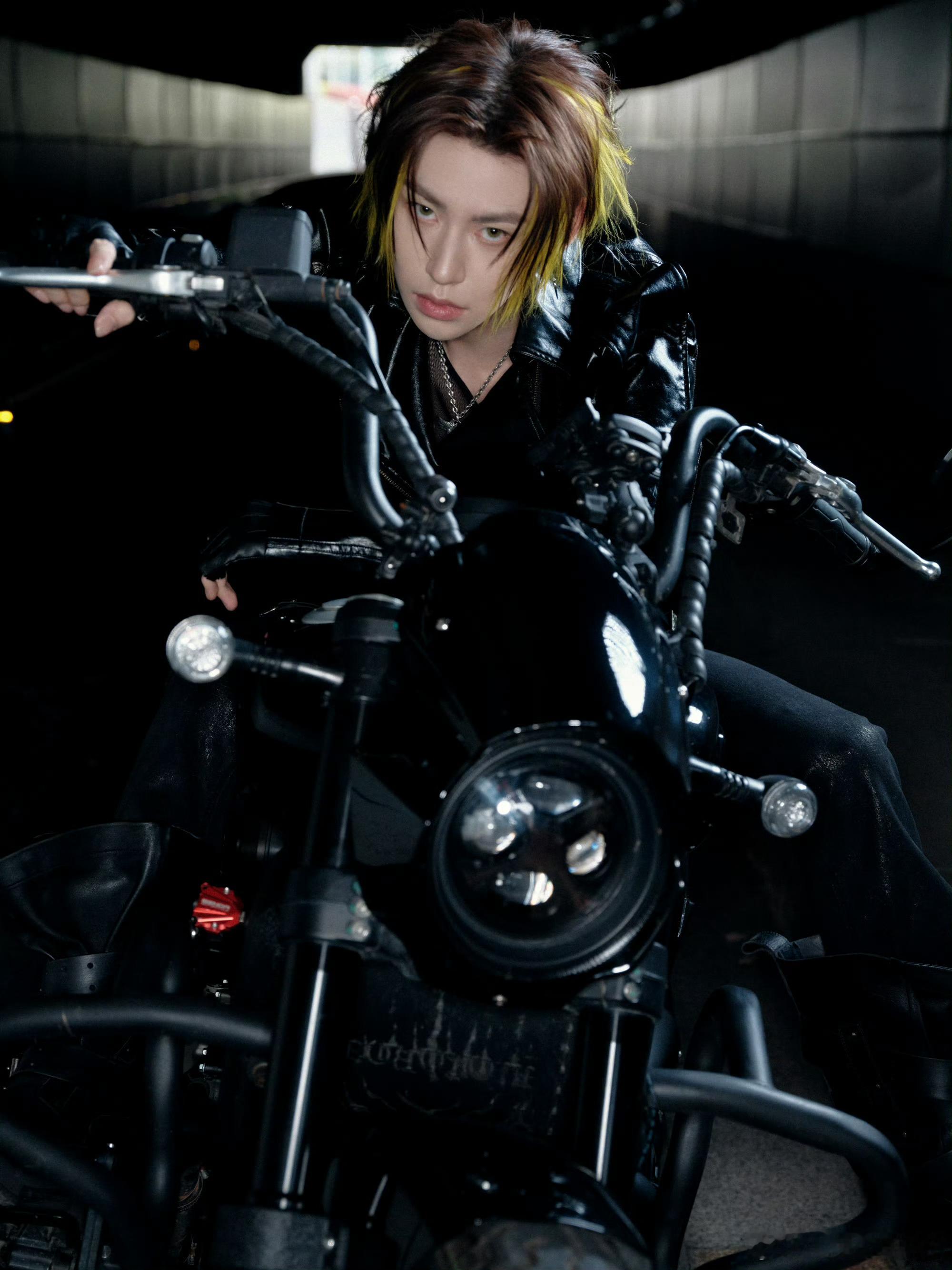 小鬼全球巡回演唱会官宣 巴黎、柏林、伦敦……8座城市，小鬼要开始“炸场”了。他的