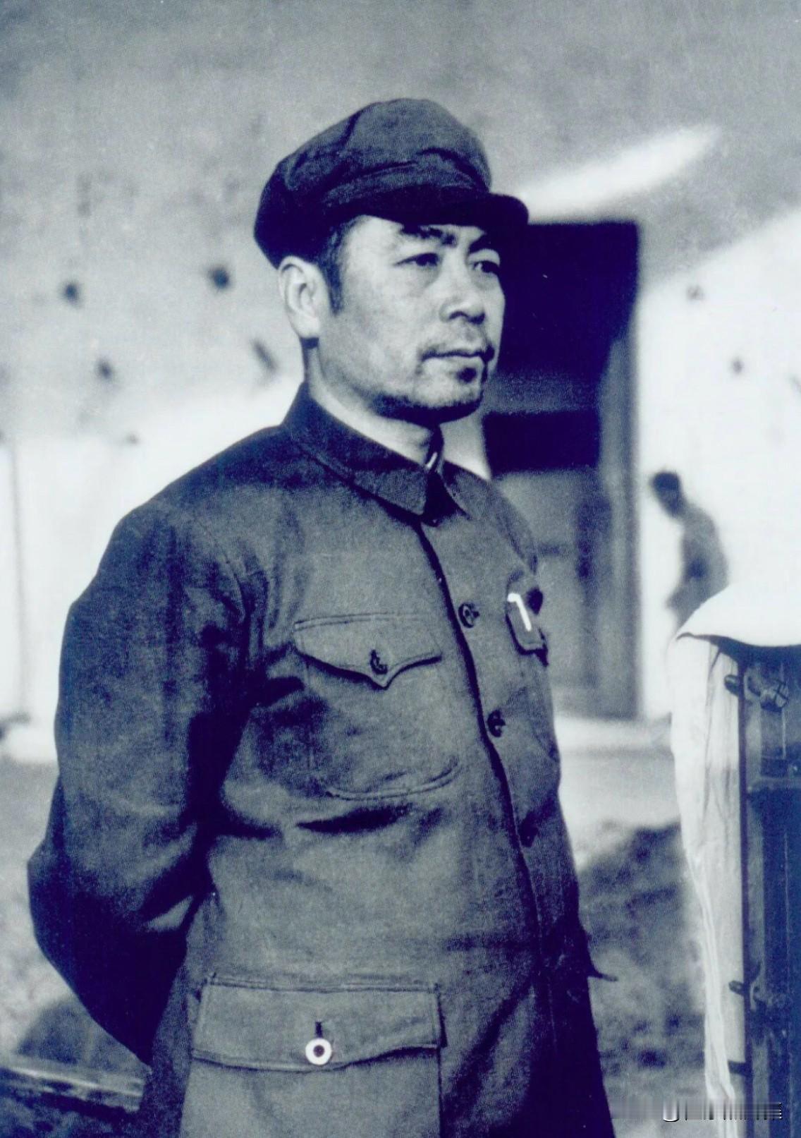 【周总理历史上的今天——5月16日】
1949年5月16日上午，周恩来在北平（今