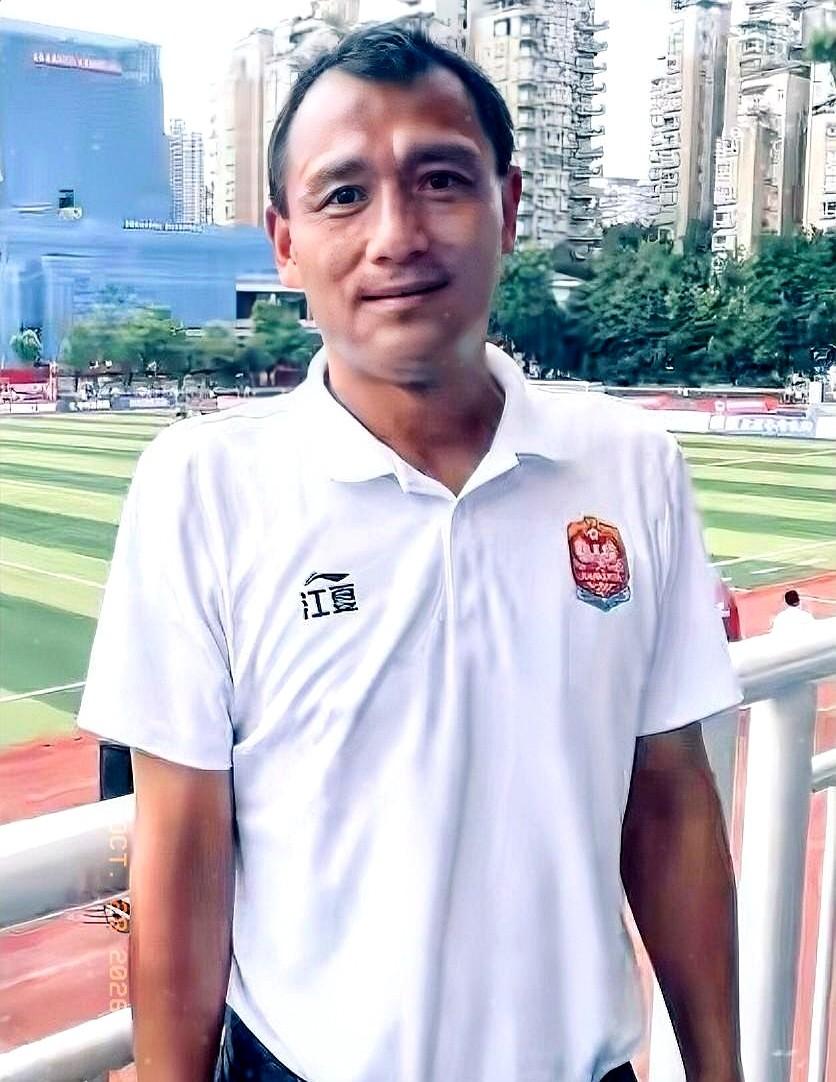 三个冠军奖杯摆家里，国家队一次没喊过他。

江晖代表重庆力帆拿足协杯，代表青岛海