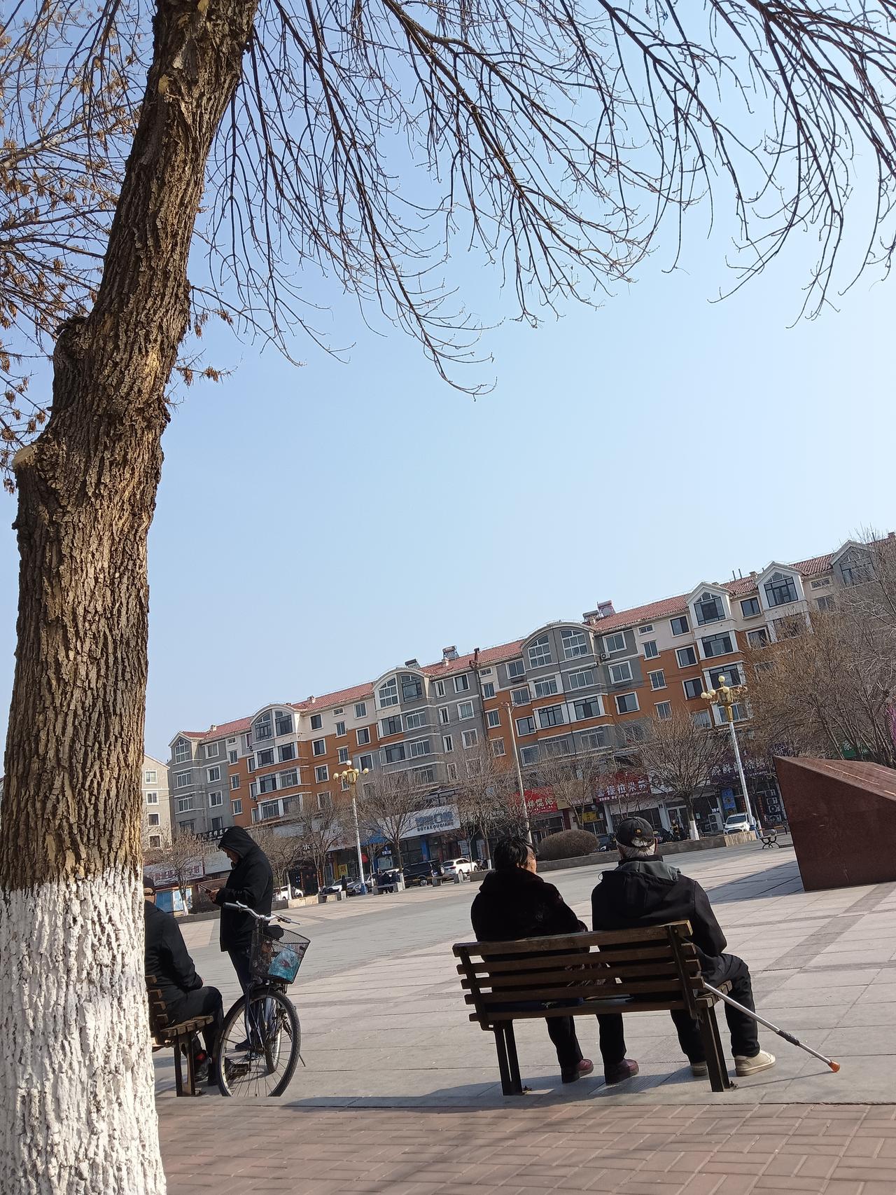 老人老了难伺候确实让人头疼。让子女全天候照顾，年轻人精力有限，时间长了容易有矛盾