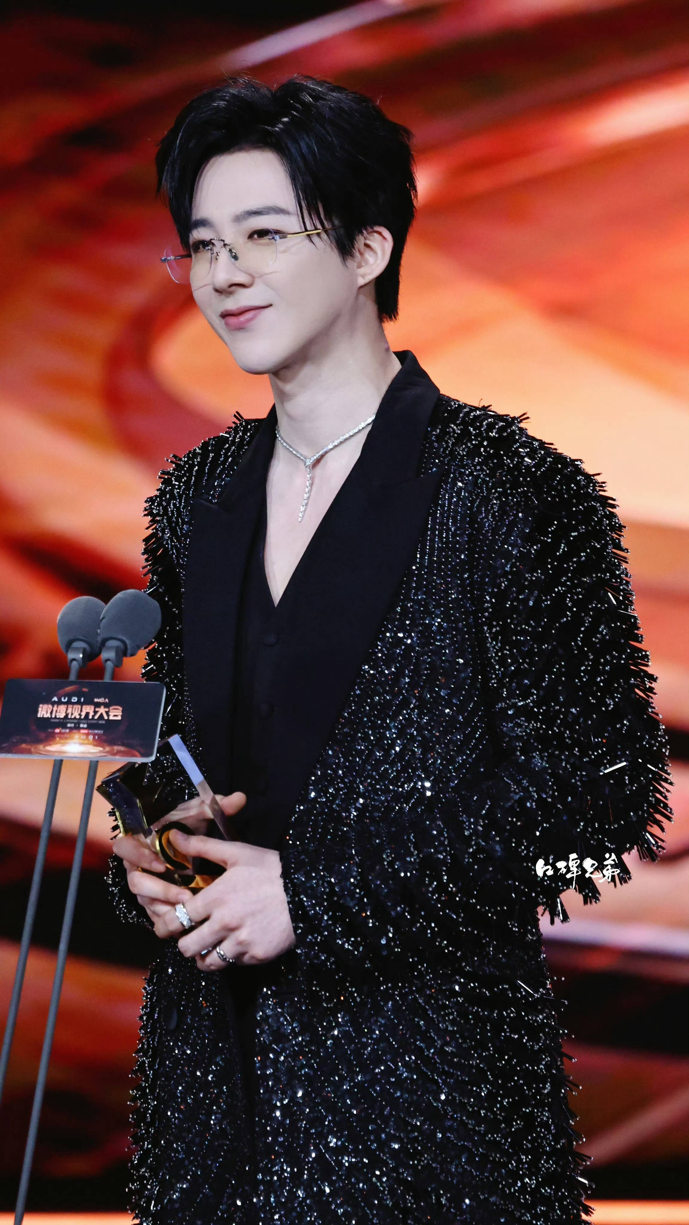 刘宇宁身穿Rahul Mishra 2024秋冬高定搭配宝格丽Serpenti 