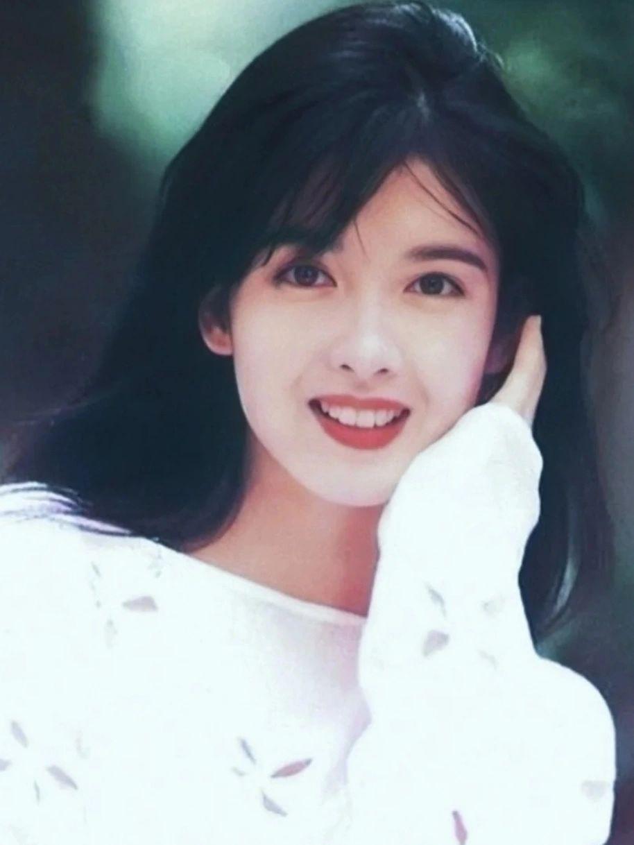 周周慧敏的角色基本上都是那种恋爱脑，善解人意的温柔角色，好像没演过坏女人。

明