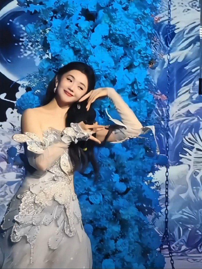 刘浩存在雾凇间唱歌吉林卫视春晚作为吉林姑娘，刘浩存的演唱里满是乡情，每一句歌词都