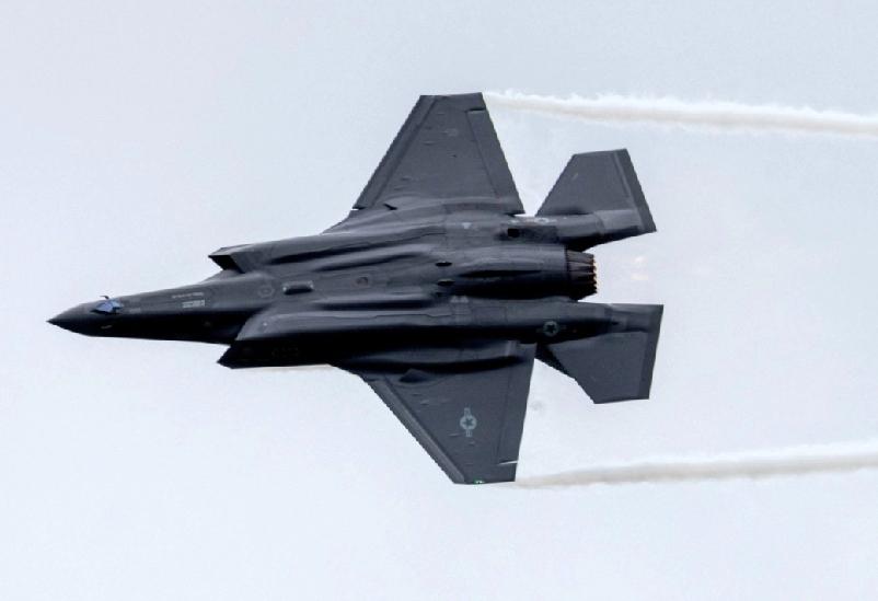 美国媒体报道，一架美军F-35型隐形战斗机当天在内华达州拉斯维加斯市以北坠毁，飞