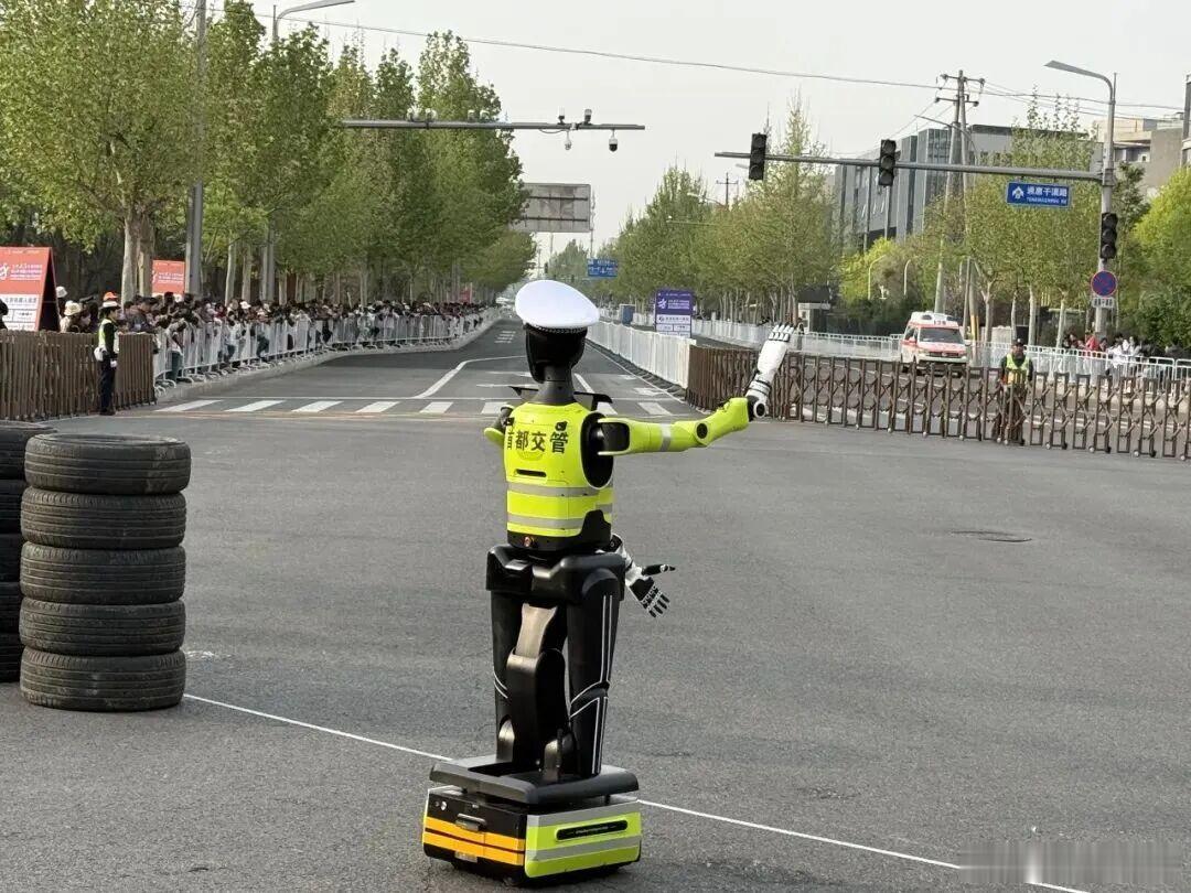 【爱车安全贴士 北京首个交警机器人亮相街头！】4月19日一早，在亦庄半程马拉松比
