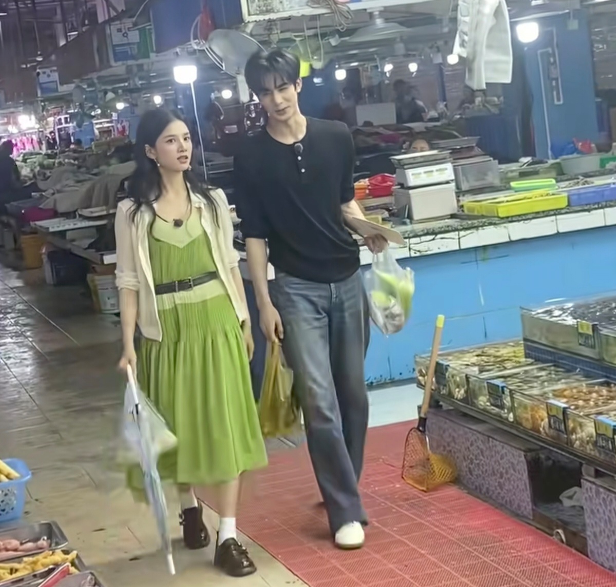 我觉得大家讨论“宋威龙张婧仪这个搂是不是太自然了”挺有意思的！昨天《野狗骨头》首
