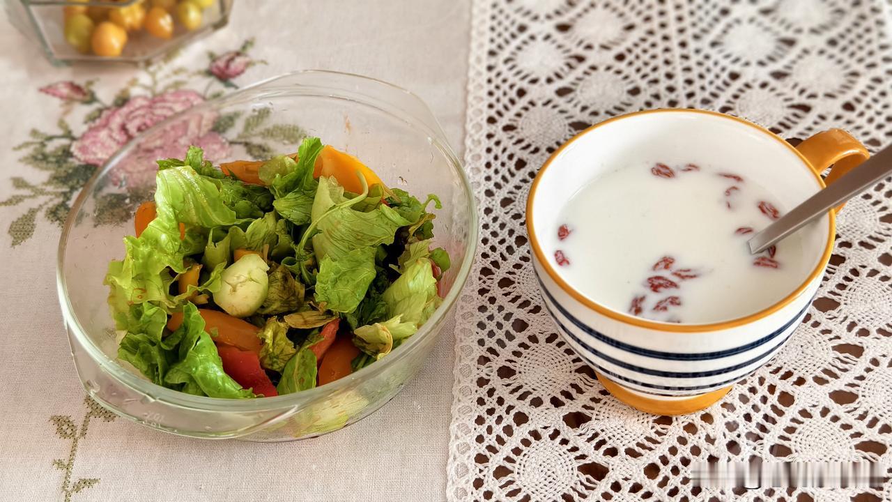 今日早餐，简简单单。
沙拉一碗，麦片一盏。
留着肚子，中午聚餐。