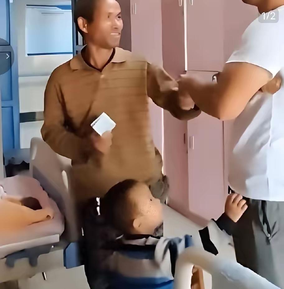 泪目！贵州，一名男子陪伴妻子分娩时，发现隔壁病床上的一对夫妇生活艰难，孩子没穿裤