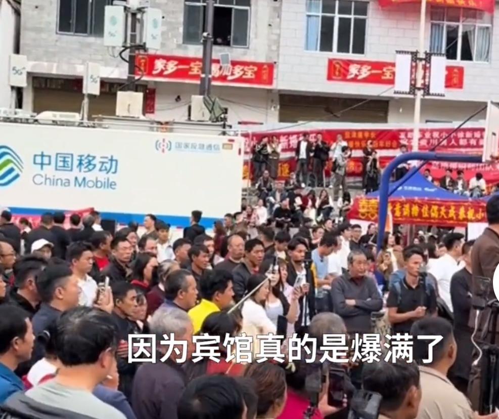 小小徐婚礼现场人来得太多了，麻烦事还真来了。
就算小小徐婚礼换场地了，还是容纳不