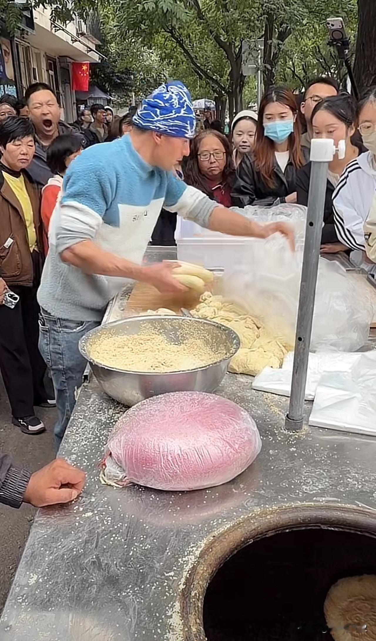 西安卖馕饼新疆小哥，彻底火了，用的五得利面粉，银桥纯牛奶，上好的纯芝麻！常年保持
