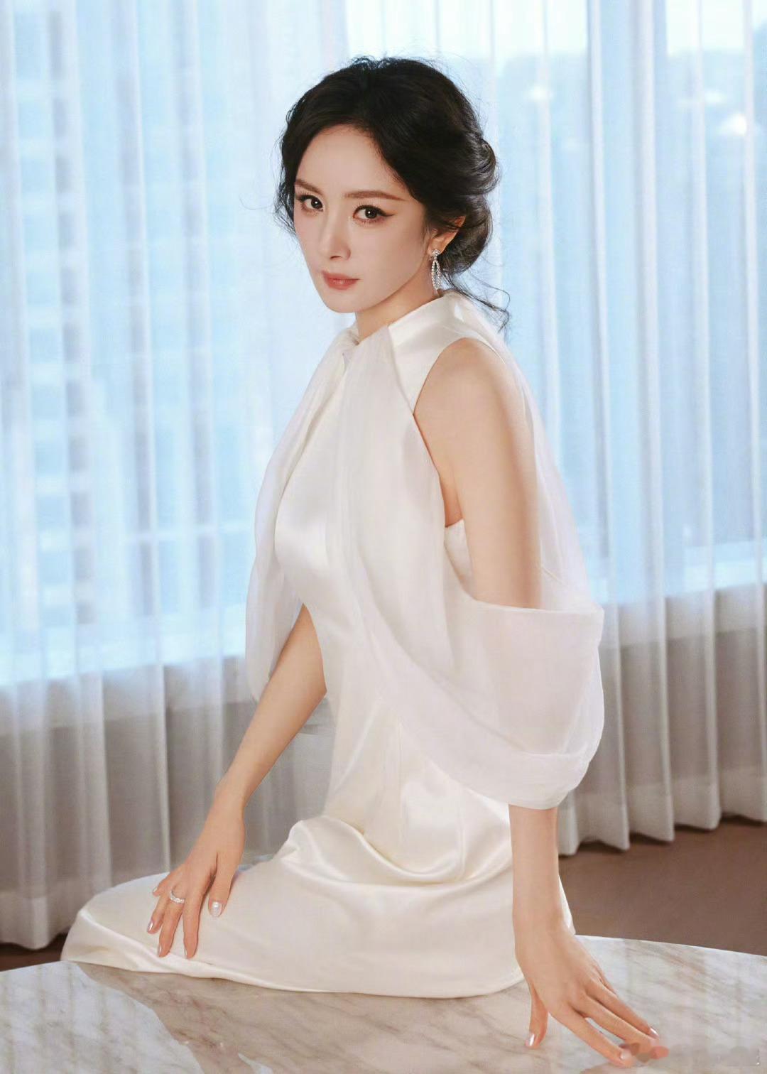 杨幂定制露肩白裙杨幂第三条loewe定制礼服 ​好的好 ​​​