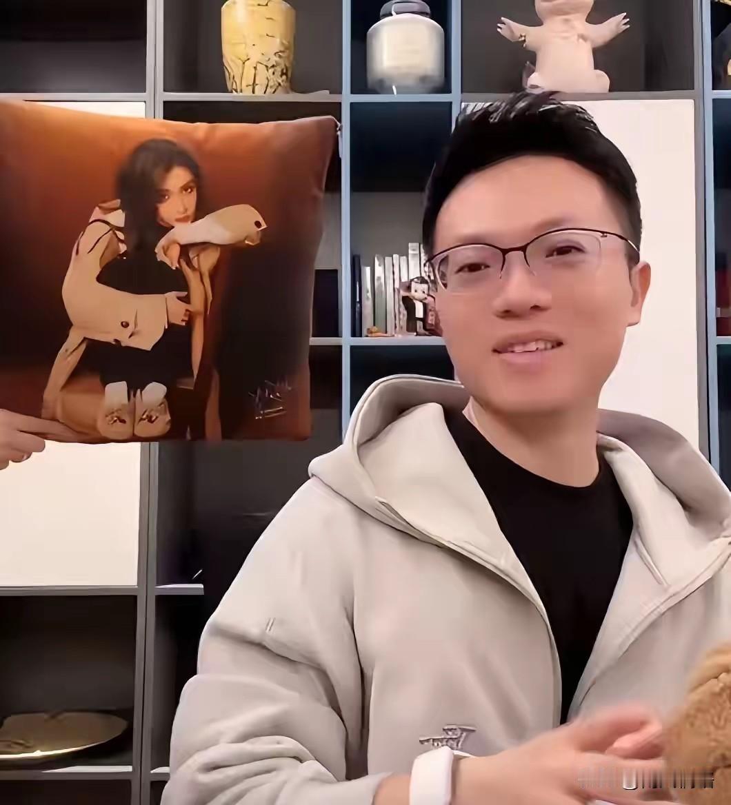 疯马秀事件过去2年后，Baby顶着素颜出现在了红蜻蜓老板直播间！

11月8号，