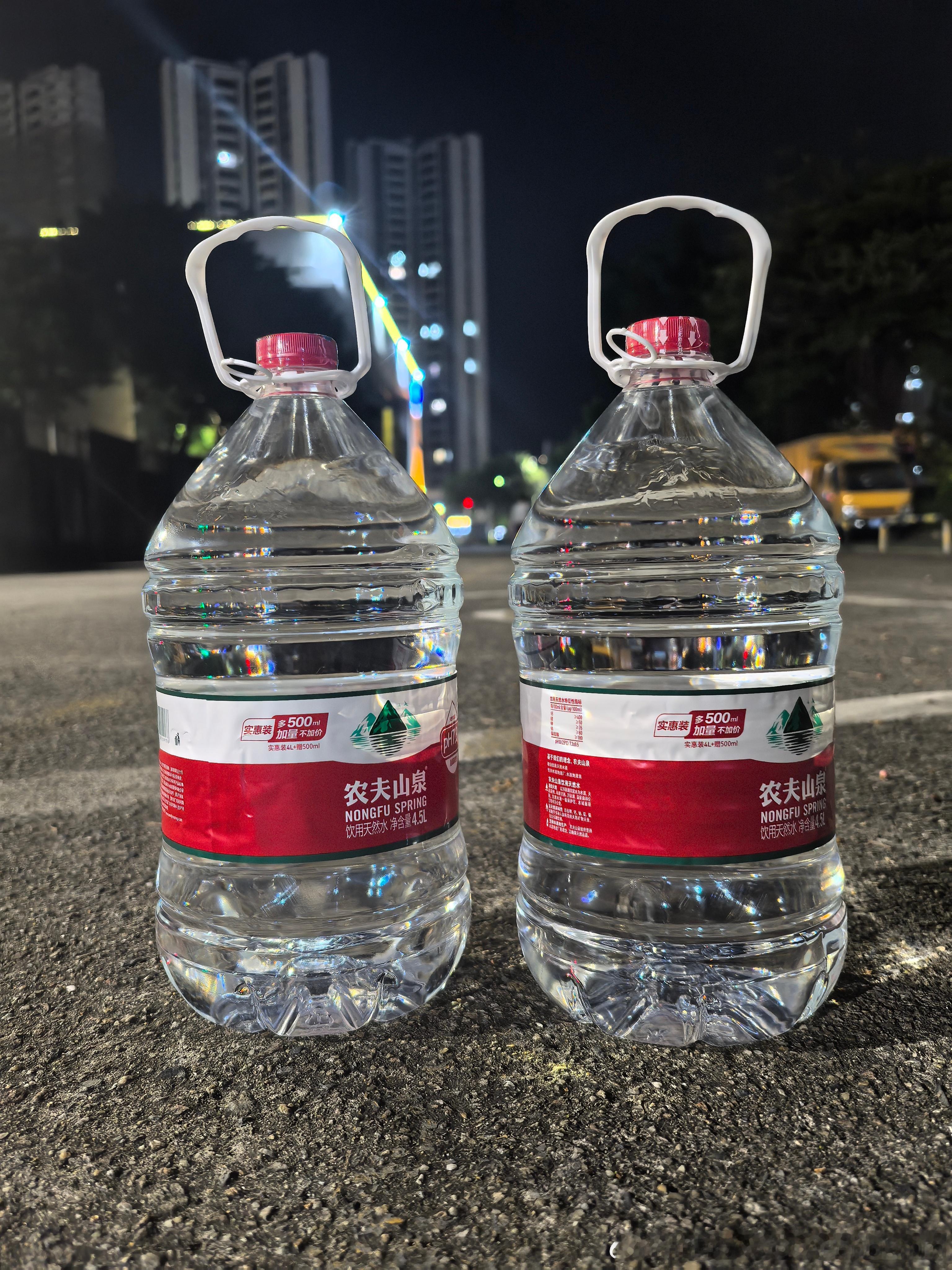 步行800米小意思提着两桶水800米好遥远中途吃了个牛杂现在还没走回去