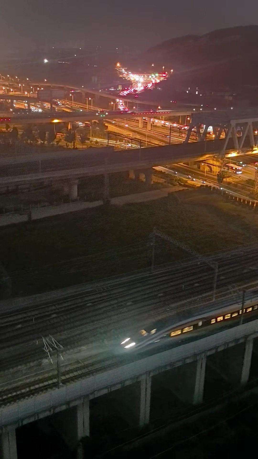 夏夜的徐州，车流如织，城东高架和京台高速都挤满了车。灯火通明的高铁新城，动车组穿